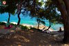 Vista sulla spiaggia rocciosa a Scaraba Rovigno